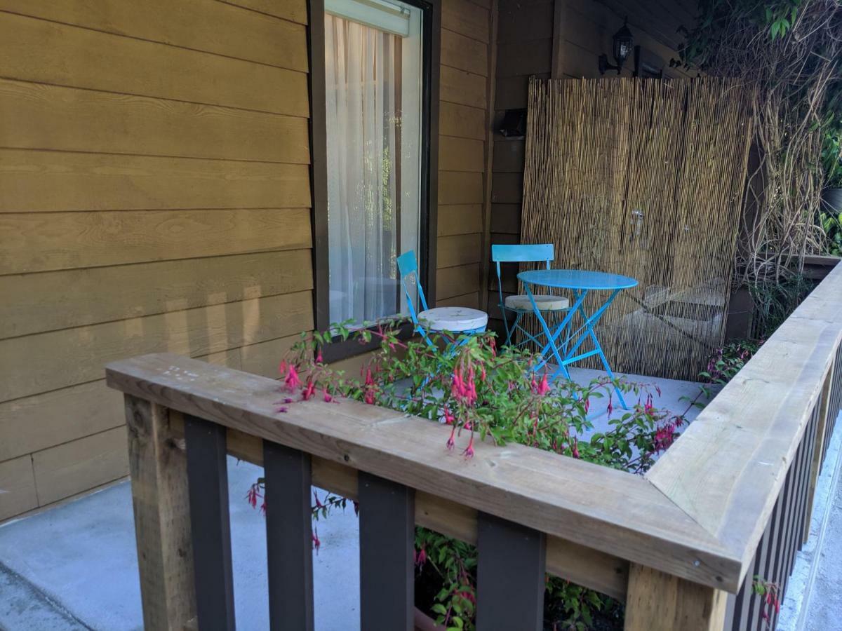 Oceanspray Hideaway Apartment North Saanich Exterior photo